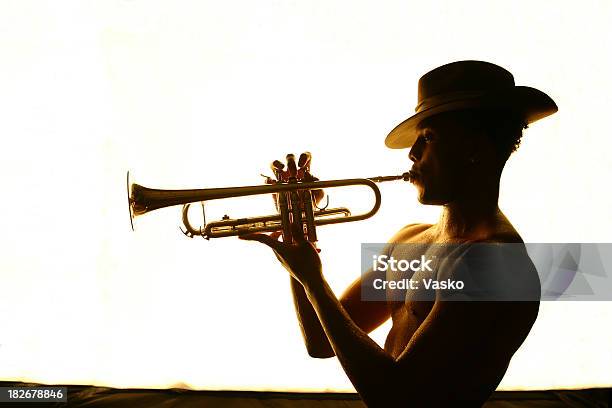 Trompeta Jugador1 Foto de stock y más banco de imágenes de Trompeta - Trompeta, Musculoso, Música