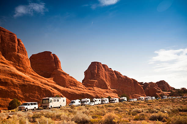 fila engarrafamento de veículos recreativos - arches national park desert scenics landscape - fotografias e filmes do acervo