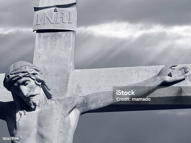 Crucifixion В Темный Небесночерный Белый — стоковые фотографии и другие картинки Иисус Христос - Иисус Христос, Пятница, Ад