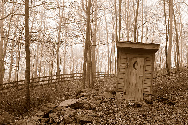 pays toilettes extérieures dans le brouillard et la brume - barn farm moon old photos et images de collection