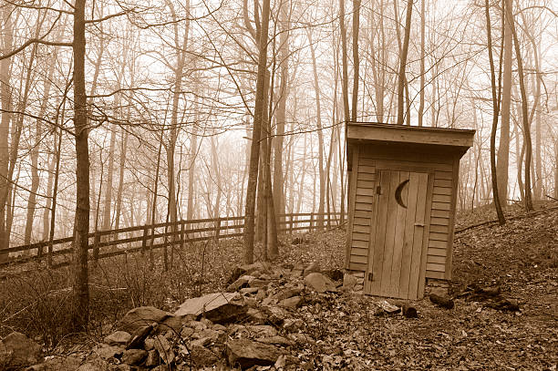 país banheiro externo em neblina e nevoeiro - barn farm moon old - fotografias e filmes do acervo