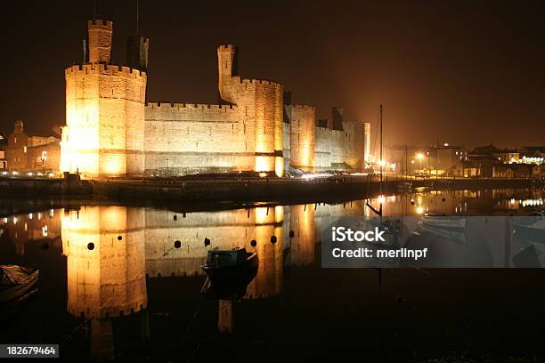 Photo libre de droit de Château De Caernarfon Par Nuit banque d'images et plus d'images libres de droit de Brique - Brique, Château, Pays de Galles