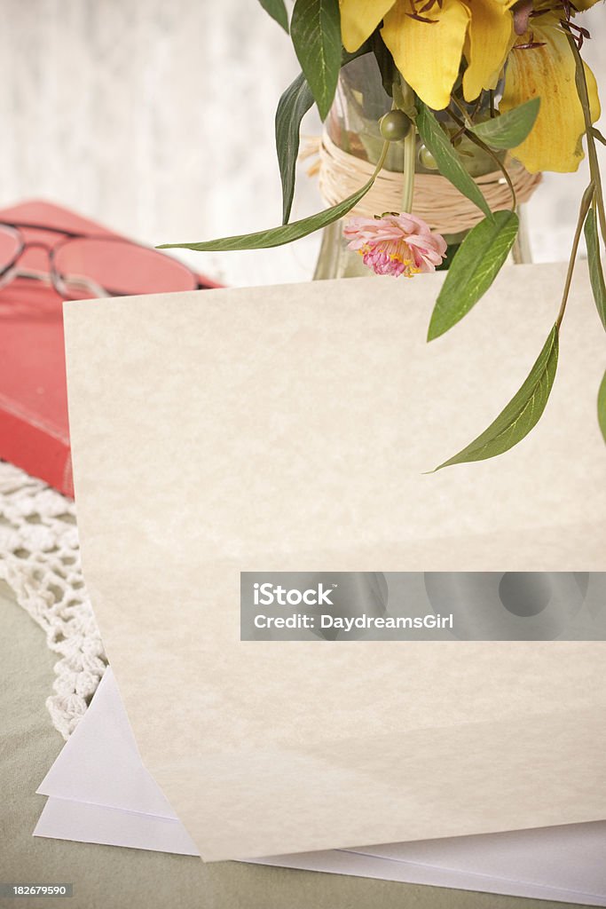 Blanc lettre sur une Table élégante - Photo de Blanc libre de droits