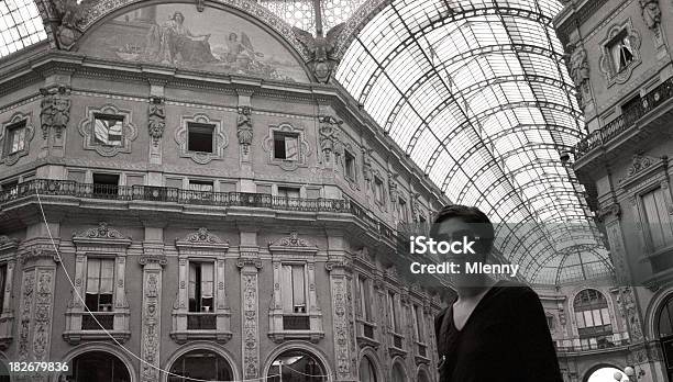 Modelo Milan Fashion Mall Italia Foto de stock y más banco de imágenes de Adulto - Adulto, Adulto joven, Aire libre