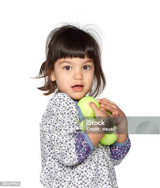 Photo libre de droit de Belle Petite Fille Tenant Des Balles De Tennis banque d'images et plus d'images libres de droit de 12-17 mois - 12-17 mois, Balle de tennis, Balle ou ballon