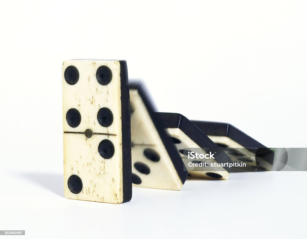 Antyczny toppling dominoes - Zbiór zdjęć royalty-free (Biały)