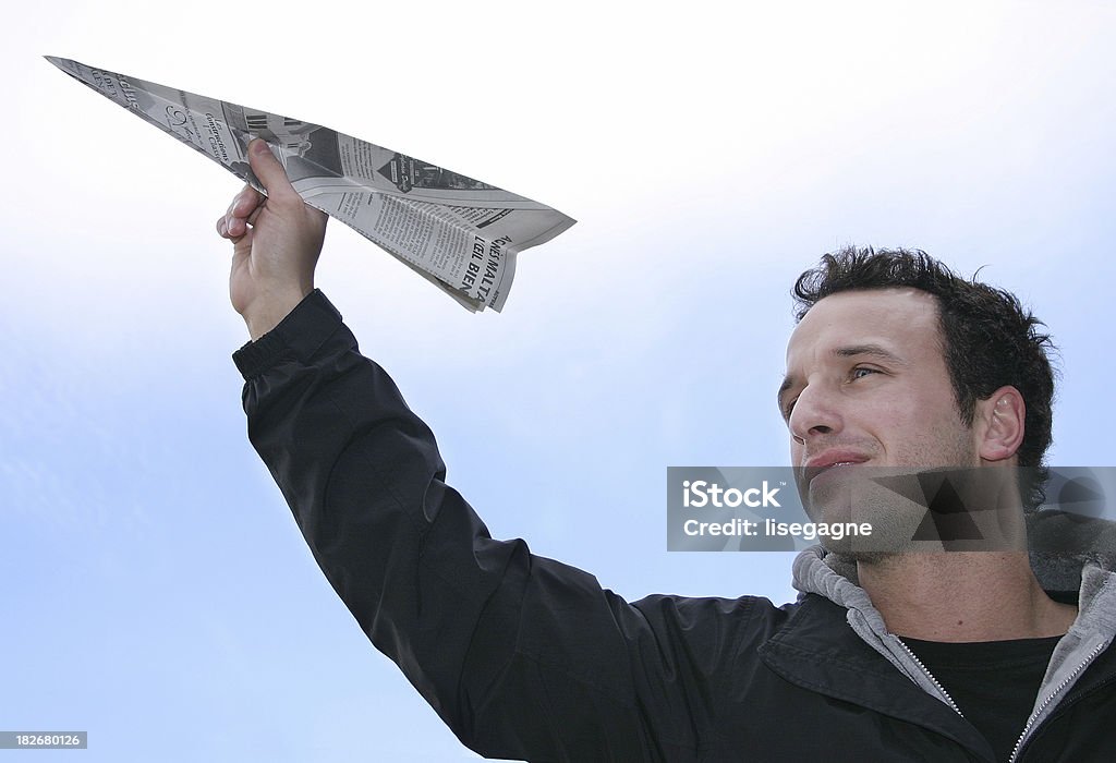 Homme tenant un Avion en papier - Photo de Journal libre de droits