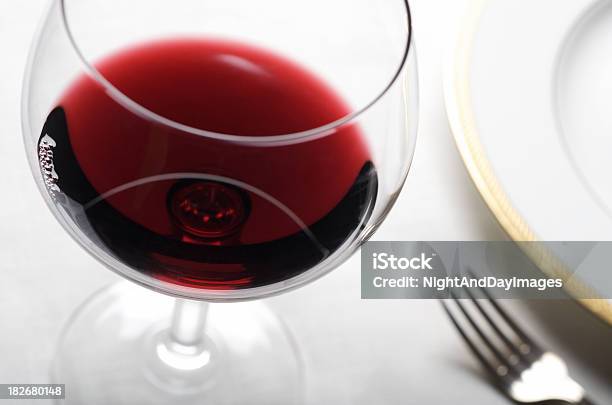 Copo De Vinho Tinto - Fotografias de stock e mais imagens de Bebida - Bebida, Bebida Alcoólica, Branco