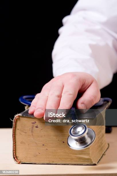 Mano Con Stetoscopio Sopra Vecchio Libro - Fotografie stock e altre immagini di Ippocrate - Ippocrate, Giuramento, Medico