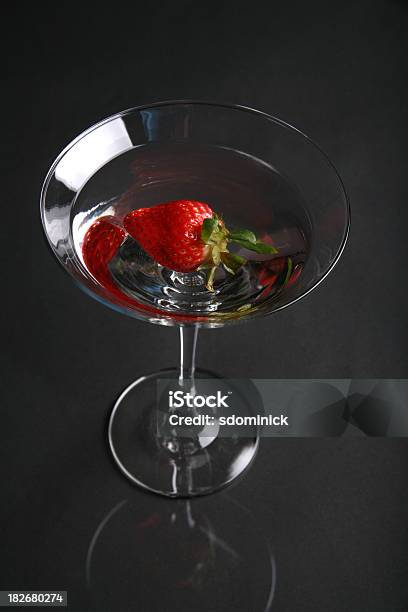 Cocktail Di Fragole - Fotografie stock e altre immagini di Bicchiere da Martini - Bicchiere da Martini, Veduta dall'alto, Acqua
