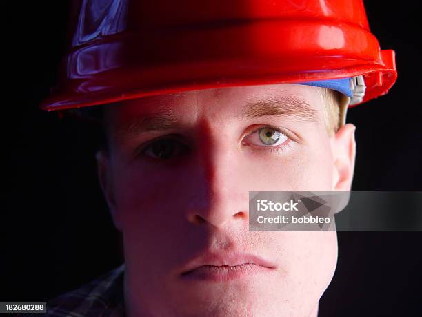Retrato De Un Hombre De Trabajo De Anillo Azul Foto de stock y más banco de imágenes de Accesorio de cabeza - Accesorio de cabeza, Adulto, Arquitecto