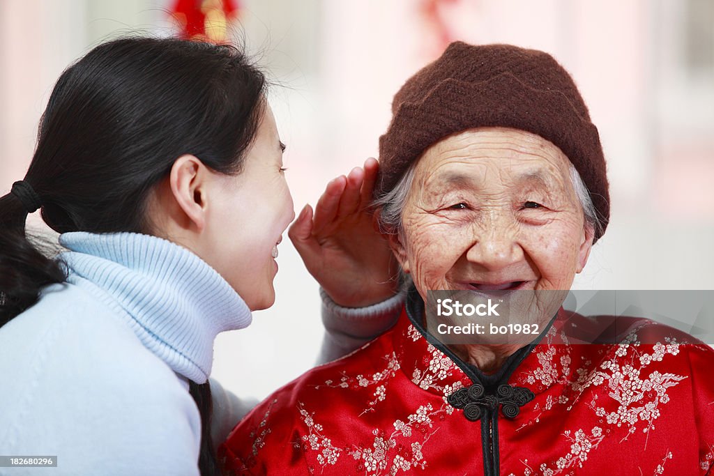 Neta a falar com a avó - Royalty-free Adulto Foto de stock