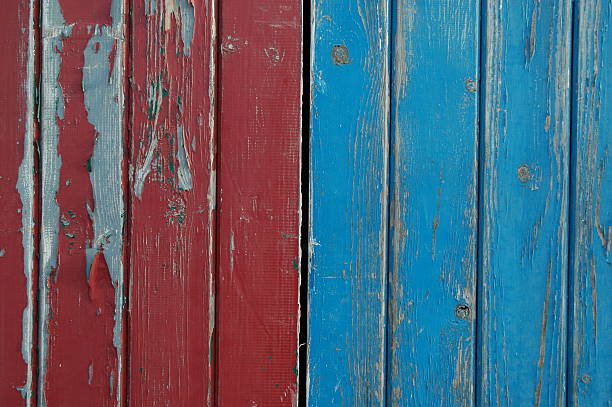 赤とブルーのサクサクのドアにペンキを塗る ストックフォト