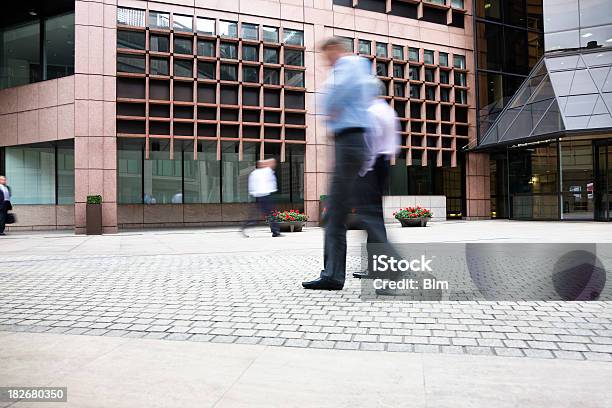 Photo libre de droit de Hommes Daffaires Marche Passé Office Building Mouvement Flou banque d'images et plus d'images libres de droit de A la mode