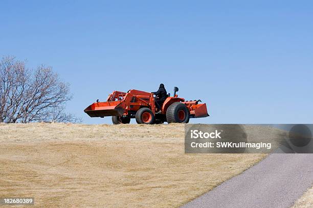 Obter O Campo De Golfe Pronto - Fotografias de stock e mais imagens de Azul - Azul, Campo de Golfe, Céu