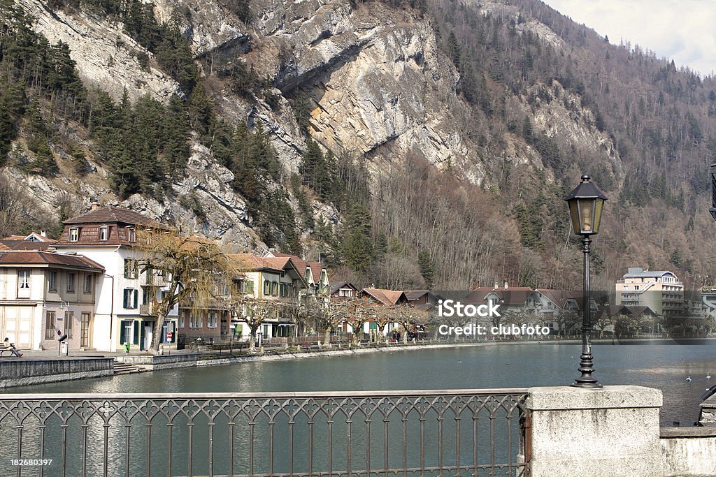 Interlaken, de l'autre côté de la rivière en direction de Unterseen vieille ville, en Suisse - Photo de Alpes européennes libre de droits