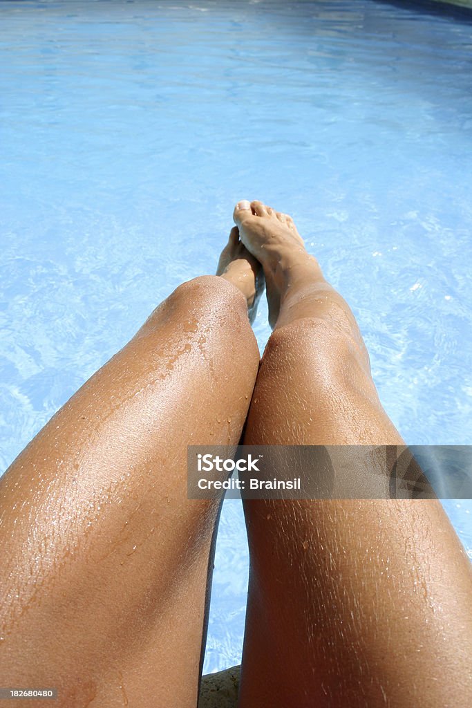 Jambes dans la piscine - Photo de Adulte libre de droits