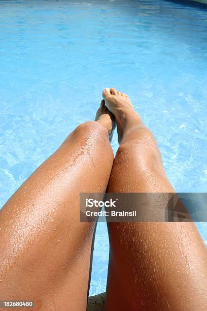 Foto de Pernas Na Piscina e mais fotos de stock de Adulto - Adulto, Alagado - Molhado, Amimar