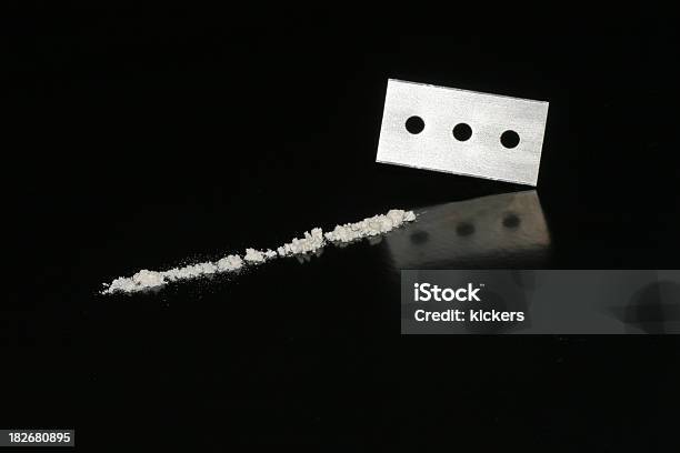 Razorblade I Kokaina - zdjęcia stockowe i więcej obrazów Bez ludzi - Bez ludzi, Choroba, Czarne tło