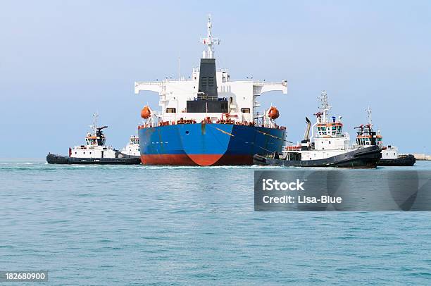 Barco De Carga Con Tugboats Foto de stock y más banco de imágenes de Accidentes y desastres - Accidentes y desastres, Agua, Ayuda