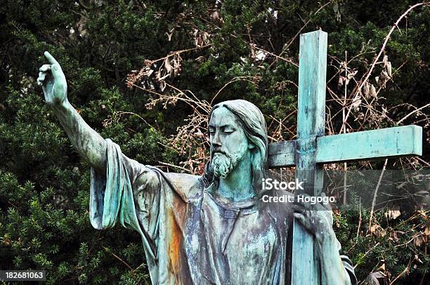 Иисус Держа Крест — стоковые фотографии и другие картинки Без людей - Без людей, Гамбург - Германия, Германия