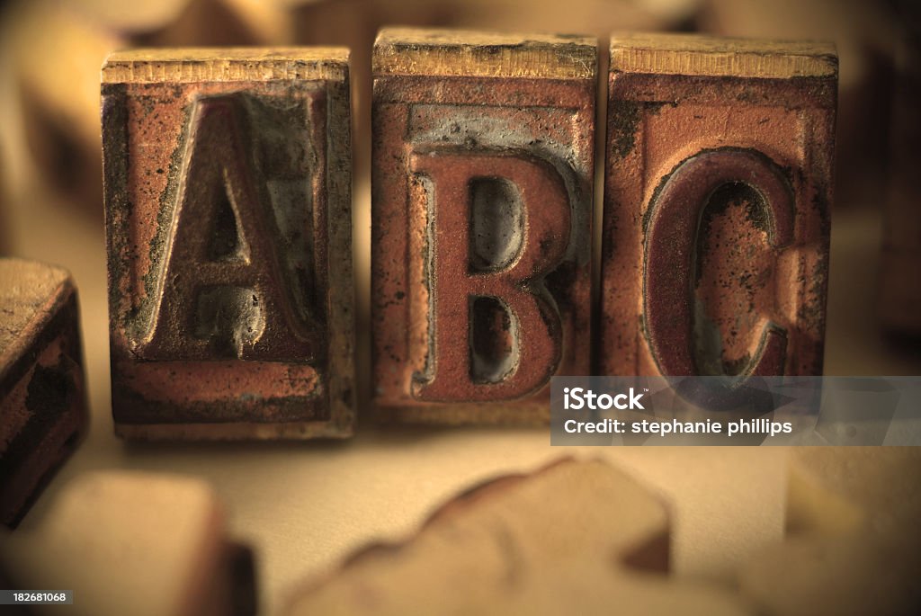 Zużyte i zabytkowa gumowa znaczki z litery ABC - Zbiór zdjęć royalty-free (Litera A)