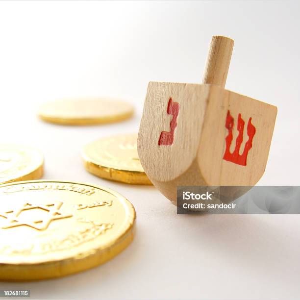 Foto de Dreidel E Doces Moedas e mais fotos de stock de Hanukkah - Hanukkah, Pião Judaico, Acontecimentos da Vida