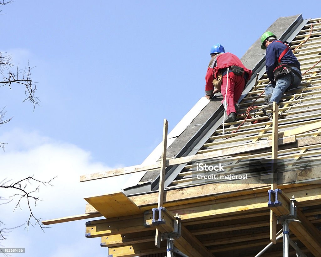 roofers estão trabalhando no telhado - Foto de stock de Adulto royalty-free