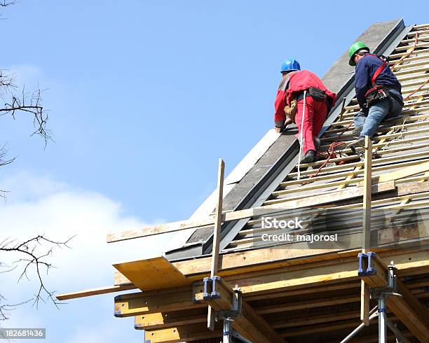 Foto de Roofers Estão Trabalhando No Telhado e mais fotos de stock de Adulto - Adulto, Armação de Construção, Arquitetura