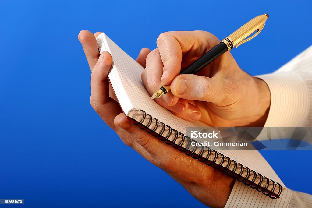 Close-up de mão masculino escrevendo algo com uma caneta-tinteiro - Foto de stock de Adulto royalty-free