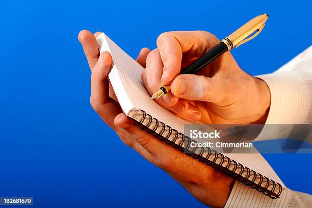 Foto de Closeup De Mão Masculino Escrevendo Algo Com Uma Canetatinteiro e mais fotos de stock de Adulto