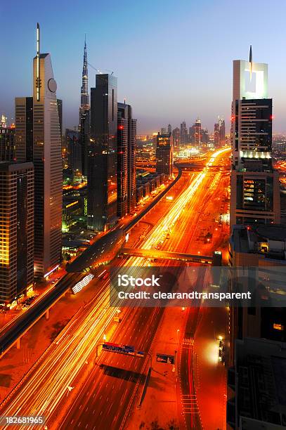 Dubaj W Nocy - zdjęcia stockowe i więcej obrazów Betonowy - Betonowy, Bez ludzi, Bezpośrednio poniżej