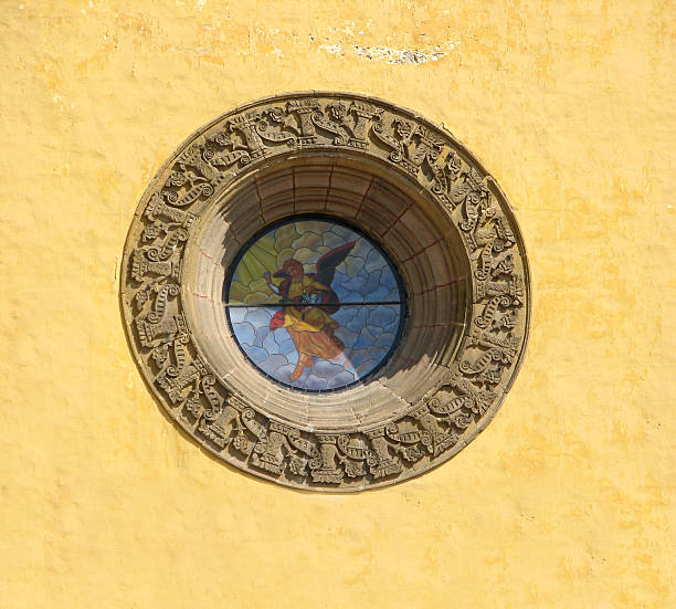 늙음 스페인식 교회 창쪽 스톡 사진