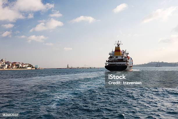 Barco De Carga - Fotografias de stock e mais imagens de Ao Ar Livre - Ao Ar Livre, Azul, Bósforo