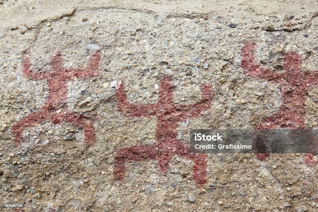 Sítio arqueológico com petroglyph de três homens - Foto de stock de Argentina royalty-free