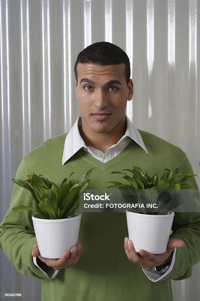 Jovem com vasos de plantas - Foto de stock de Adulto royalty-free