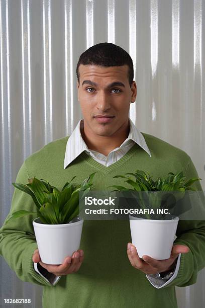 Foto de Jovem Com Vasos De Plantas e mais fotos de stock de Adulto - Adulto, Amor, Antecipação