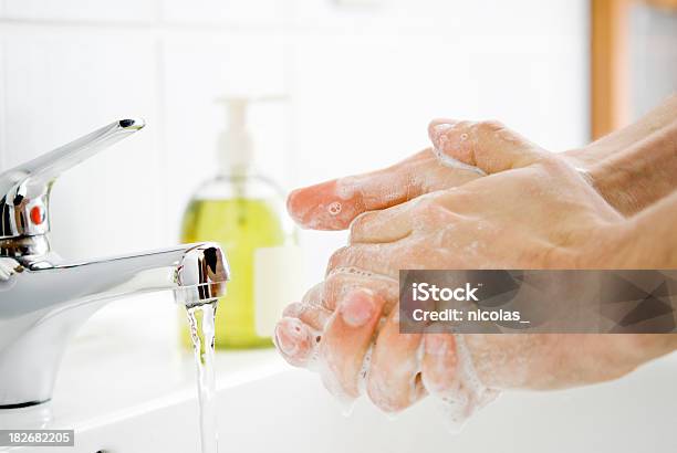Lavarse Las Manos Foto de stock y más banco de imágenes de Lavarse las manos - Lavarse las manos, Espuma de jabón, Jabón