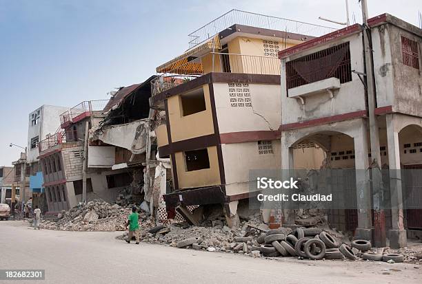 Colapso Casas Foto de stock y más banco de imágenes de Terremoto - Terremoto, Haití, Casa