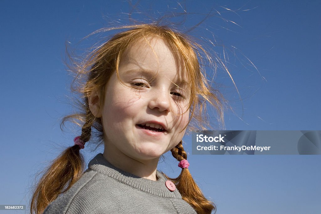 Menina confiante contra um céu azul - Royalty-free Criança Foto de stock