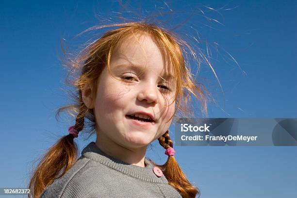 Menina Confiante Contra Um Céu Azul - Fotografias de stock e mais imagens de Criança - Criança, Olhos Abertos, Ao Ar Livre