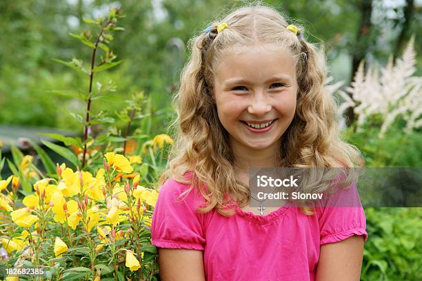 Sonriente Niña Foto de stock y más banco de imágenes de 10-11 años - 10-11 años, 12-13 años, Aire libre