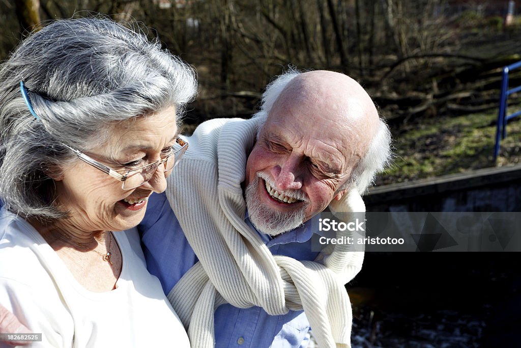 Pareja Senior en la primavera de sol al aire libre - Foto de stock de 70-79 años libre de derechos