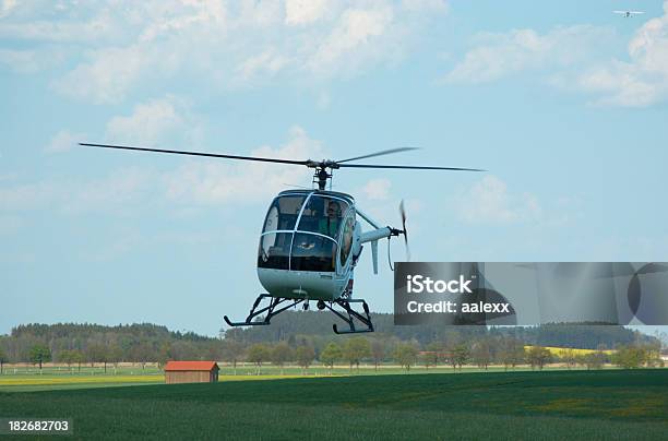 Helicóptero De Aterragem - Fotografias de stock e mais imagens de Ao Ar Livre - Ao Ar Livre, Aterrar, Campo agrícola