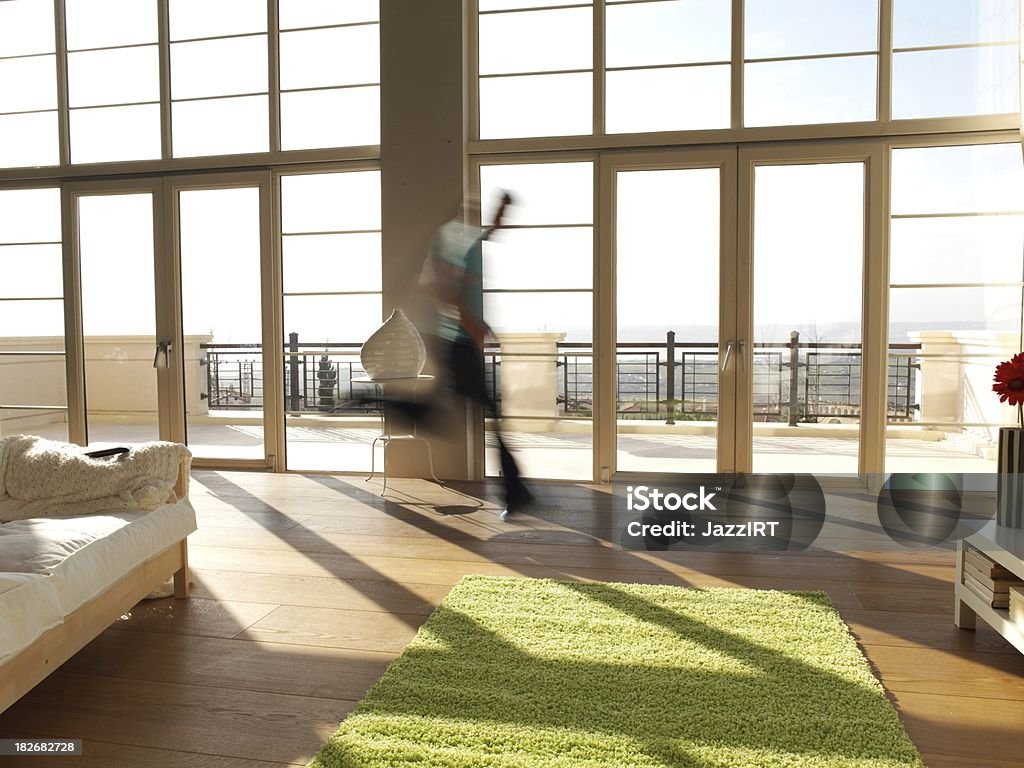 Homem correr em uma grande casa - Royalty-free Escorregar Foto de stock