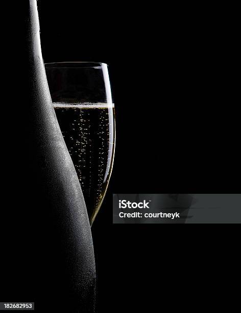 Photo libre de droit de Verre Et Bouteille De Champagne banque d'images et plus d'images libres de droit de Champagne - Champagne, Bouteille, Bulle