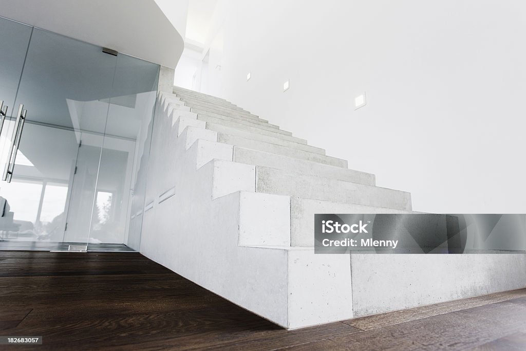 Nowoczesna architektura beton schody - Zbiór zdjęć royalty-free (Betonowy)