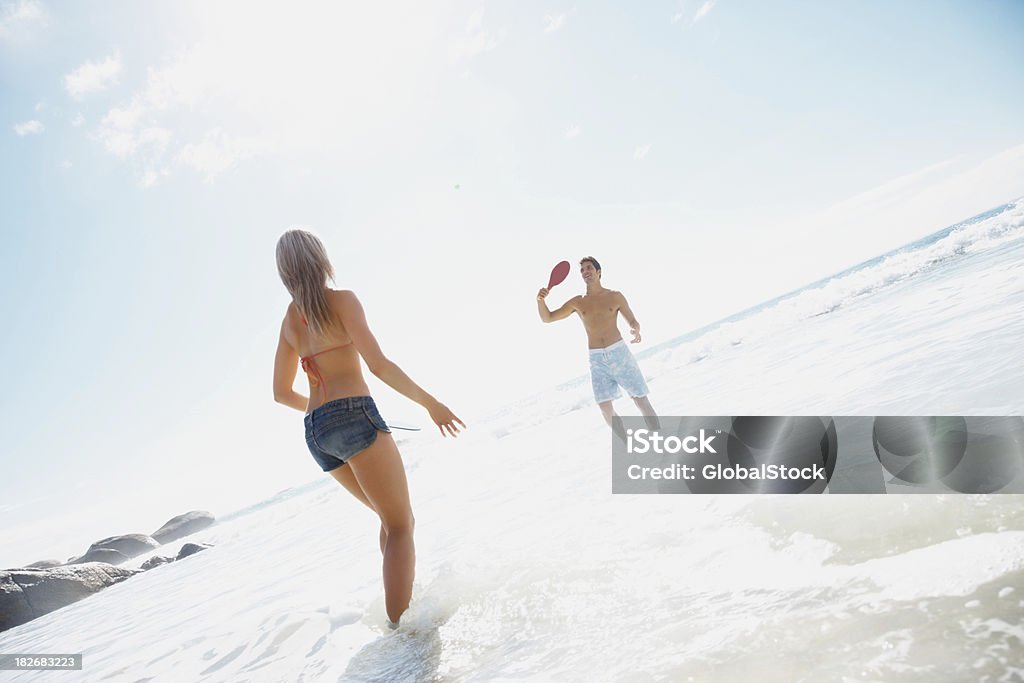 Happy Sommer paar Spielen am Strand - Lizenzfrei 20-24 Jahre Stock-Foto