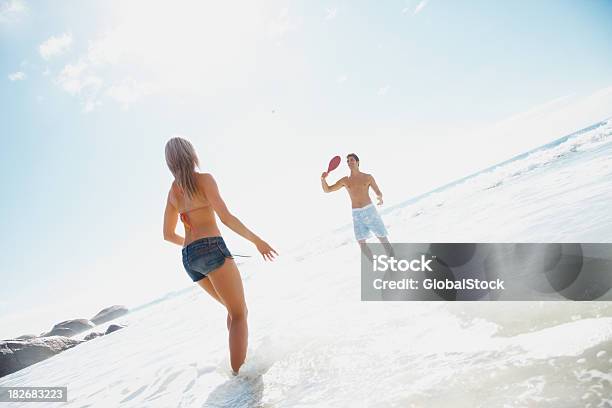 Happy Sommer Paar Spielen Am Strand Stockfoto und mehr Bilder von 20-24 Jahre - 20-24 Jahre, Aufregung, Brandung