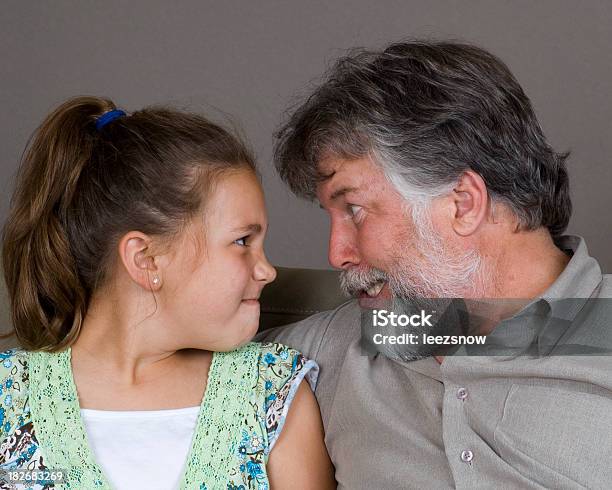 Papà E Figlia Facendo Facce - Fotografie stock e altre immagini di Adulto - Adulto, Bambine femmine, Bambino